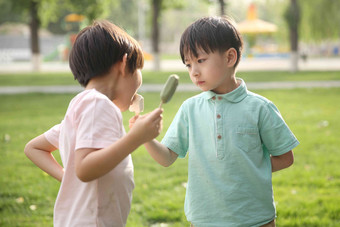 两个男孩吃冰棍