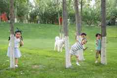 快乐儿童在草地上玩耍