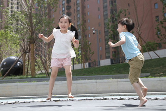 儿童在户外玩耍赤脚高质量图片