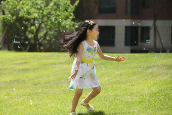 小女孩在户外<strong>玩耍</strong>