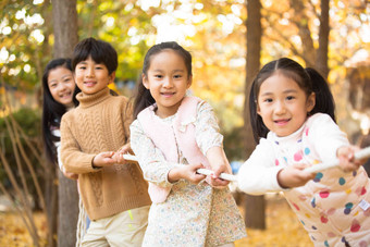 小孩玩耍幸福相伴高清场景