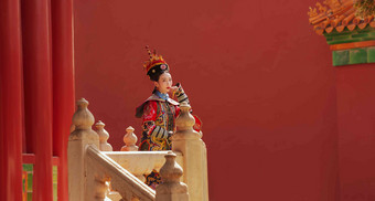 女人穿清宫服红色历史表演