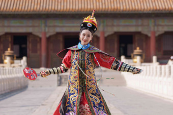 女人穿清宫服<strong>故宫</strong>传统文化中国元素高清相片