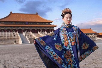 故宫古装美女宫殿传统文化注视镜头高质量镜头