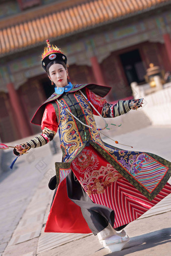 女人穿清宫服中国华丽户外影相