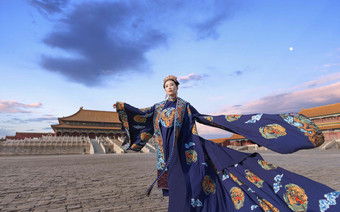 故宫古装美女中国传统文化专心氛围拍摄
