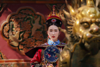 女人穿清宫服清宫服中国摄影氛围摄影图