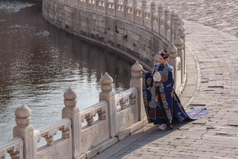 站在护城河边的古装美女古典风格氛围场景