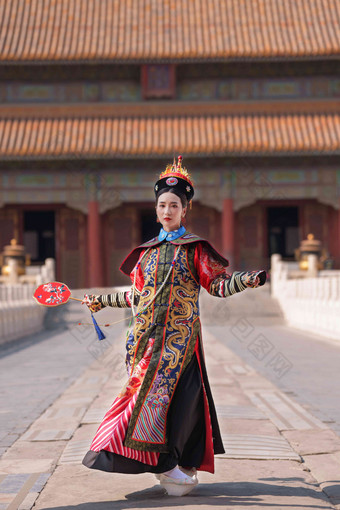 女人穿清宫服皇宫一个人亚洲人高端相片