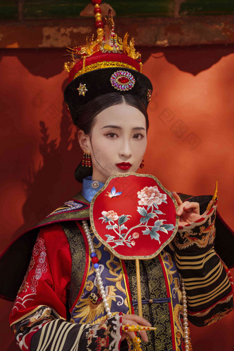 女人穿清宫服中国扇子古典式