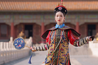 女人穿清宫服皇宫传统表现积极写实图片