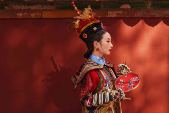 女人穿清宫服红色东亚自信高质量镜头
