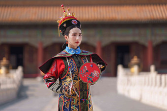 女人穿清宫服传统文化中国人氛围摄影图
