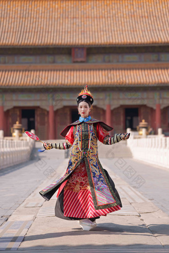 女人穿清宫服东亚艺术氛围摄影图