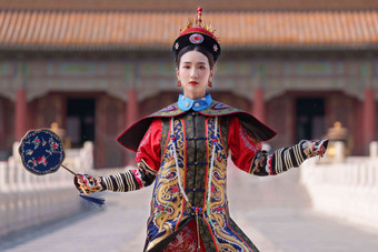 女人穿清宫服传统文化古典风格写实摄影图