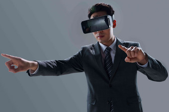 戴VR眼镜男士高科技物联网领带写实照片