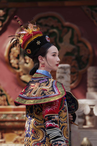 女人穿清宫服历史亚洲人高端拍摄