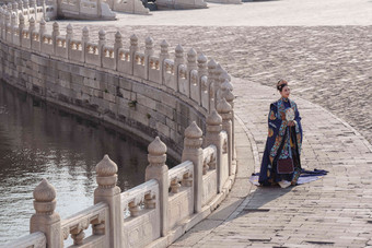站在护城河边的古装美女古典风格高质量摄影图