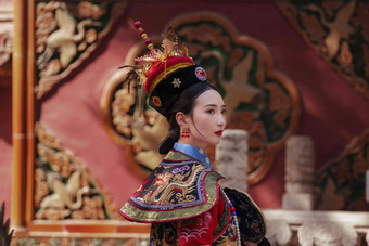 女人穿清宫服中国非凡的优美写实影相