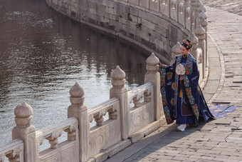 站在护城河边的古装美女传统氛围照片