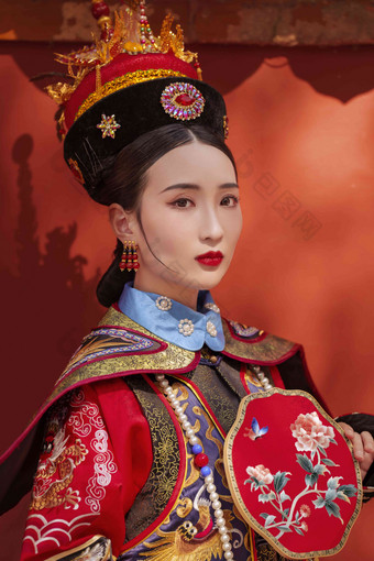 女人穿清宫服中国清朝表演者