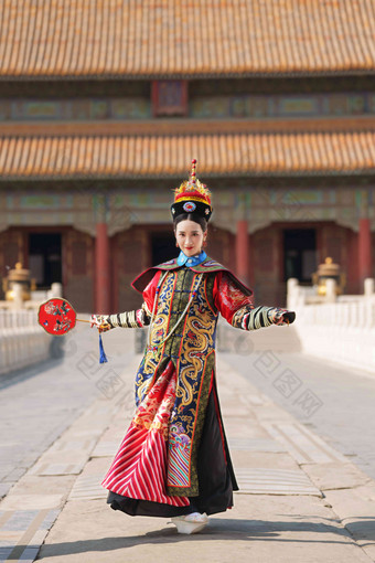 女人穿清宫服中国传统<strong>建筑</strong>写实相片