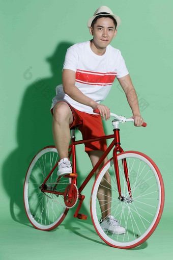 青年男人骑自行车