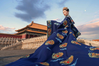 故宫古装美女中国古典风格专心氛围影相