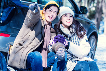 夫妇汽车旁男人寒冷的围巾高端摄影图