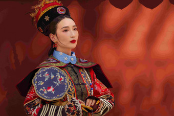 女人穿清宫服墙壁古代中国元素高端拍摄