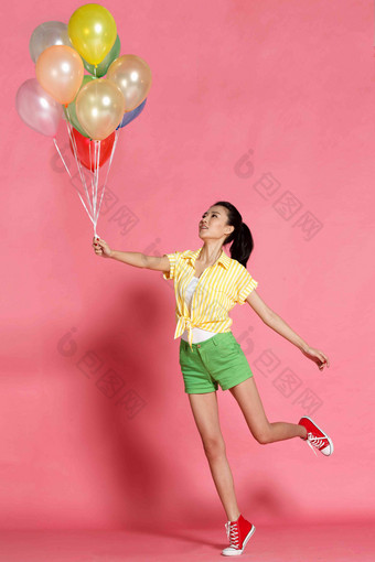 青年女人拿着气球