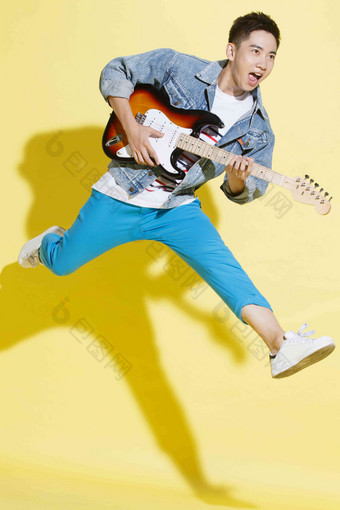 青年男人弹吉他