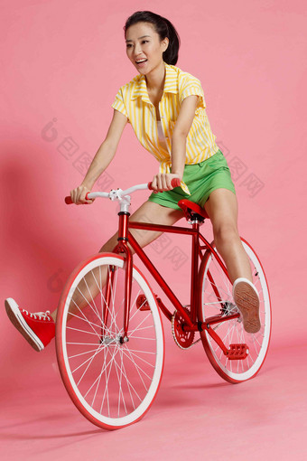 青年女人骑自行车