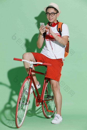 青年男人骑自行车