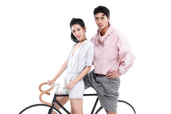 青年骑自行车女朋友东亚情侣氛围图片