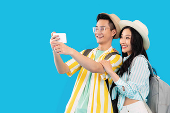 旅途中快乐的青年伴侣用手机拍照中国写实素材