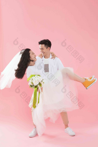 幸福的青年男人抱起女朋友东亚高清摄影图