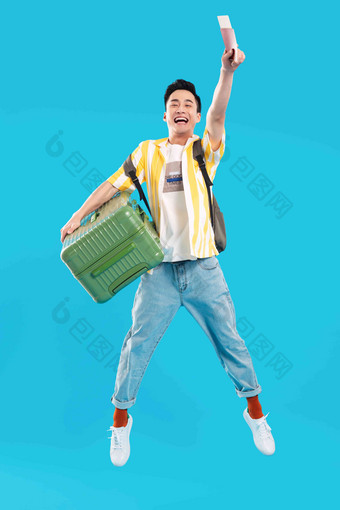 抱着行李箱去旅行的年轻男人快乐照片