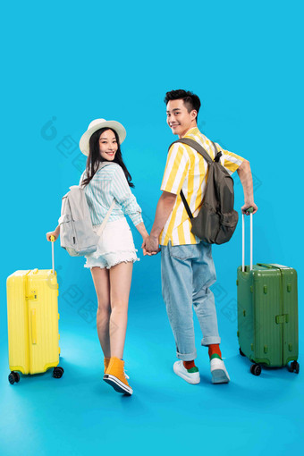 快乐的青年情侣推着行李箱去旅游