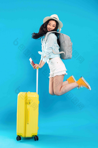 扶着行李箱跳跃的年轻女孩