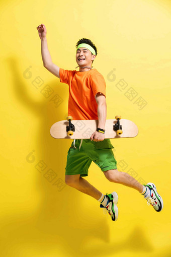 拿着滑板跳跃的青年男人中国高质量镜头