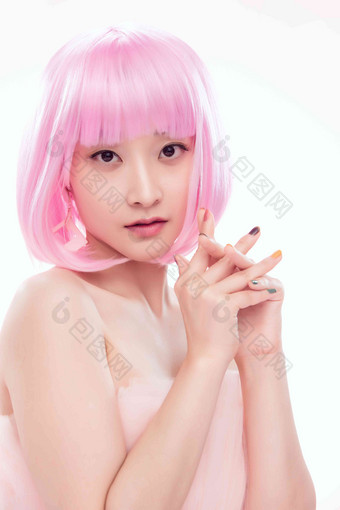 带着粉色假发的年轻女孩粉色氛围摄影