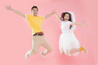 快乐的年轻情侣跳跃表现积极清晰拍摄
