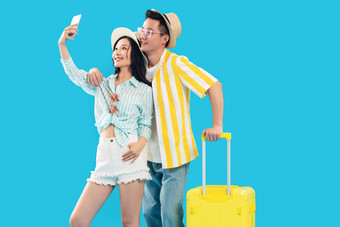 旅途中快乐的青年伴侣用手机自拍