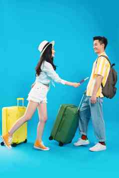 青年情侣拉着行李箱去旅游