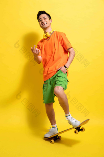玩滑板的青年男人滑板运动写实摄影图