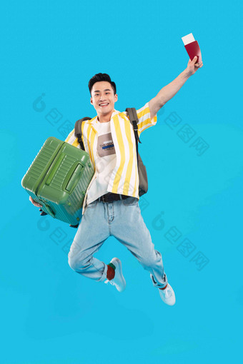 抱着行李箱去旅行的年轻男人<strong>个性</strong>清晰相片