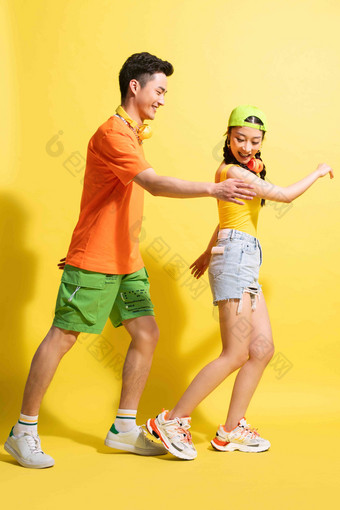 快乐的青年伴侣玩耍个性氛围镜头