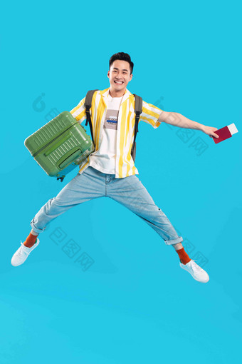 抱着行李箱跳跃的年轻男人