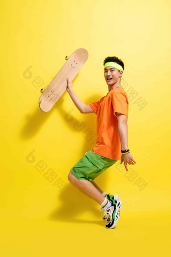 举着滑板的活力青年男人兴奋清晰摄影图